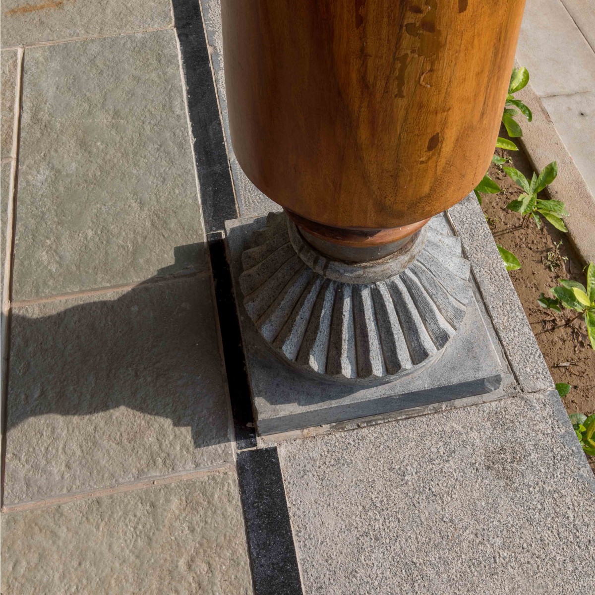 Detailed shot of floor and pillar of Weekend Villa by Studio 1008