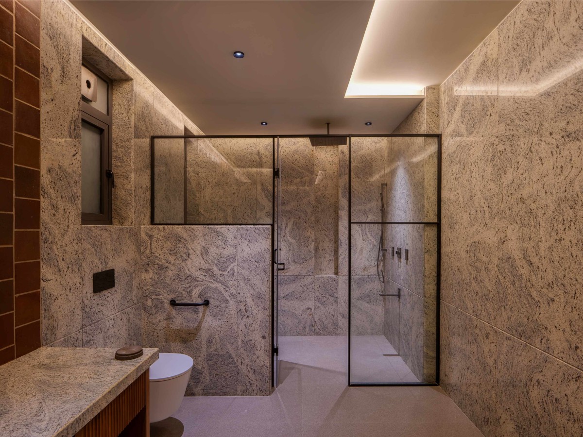Bathroom and Toilet of The Courtyard House by Rushi Shah Architects + Tattva Landscapes