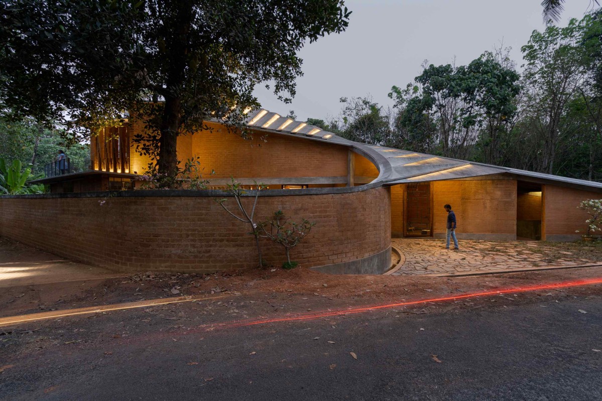 Exterior view of Jack Fruit Garden Residence by Wallmakers