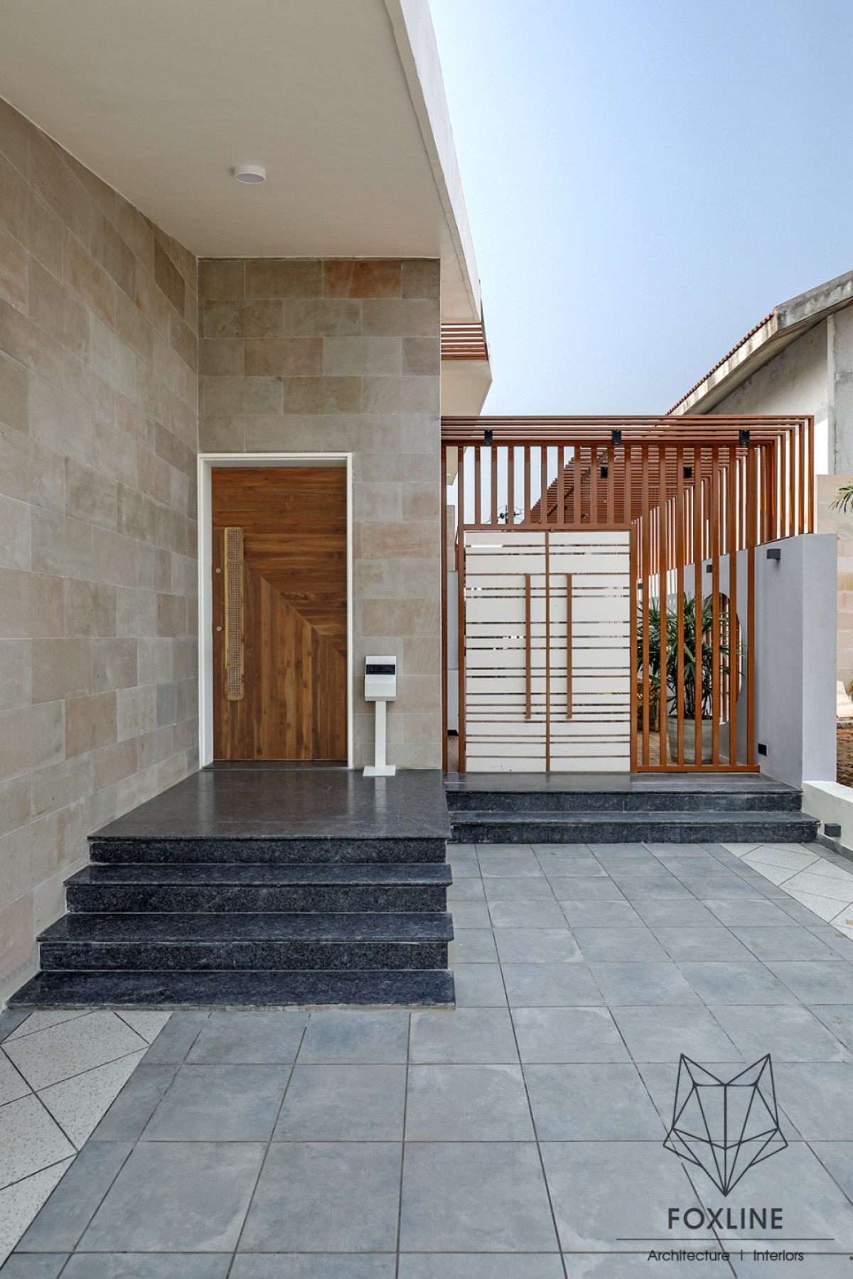 Entrance of Weekend Home by  Foxline Architects & Interiors