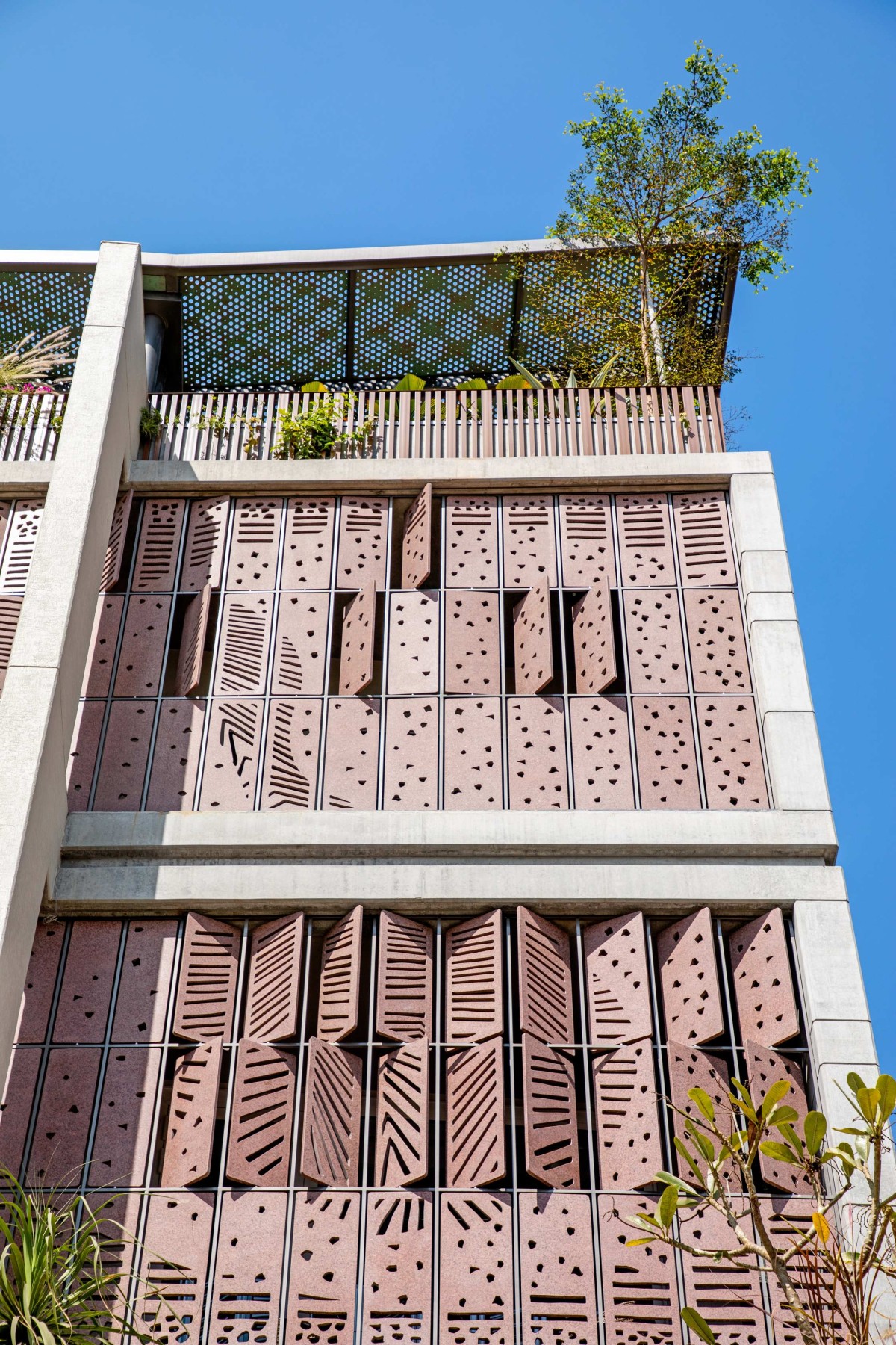 Exterior view of Aarti Villas by Dipen Gada & Associates