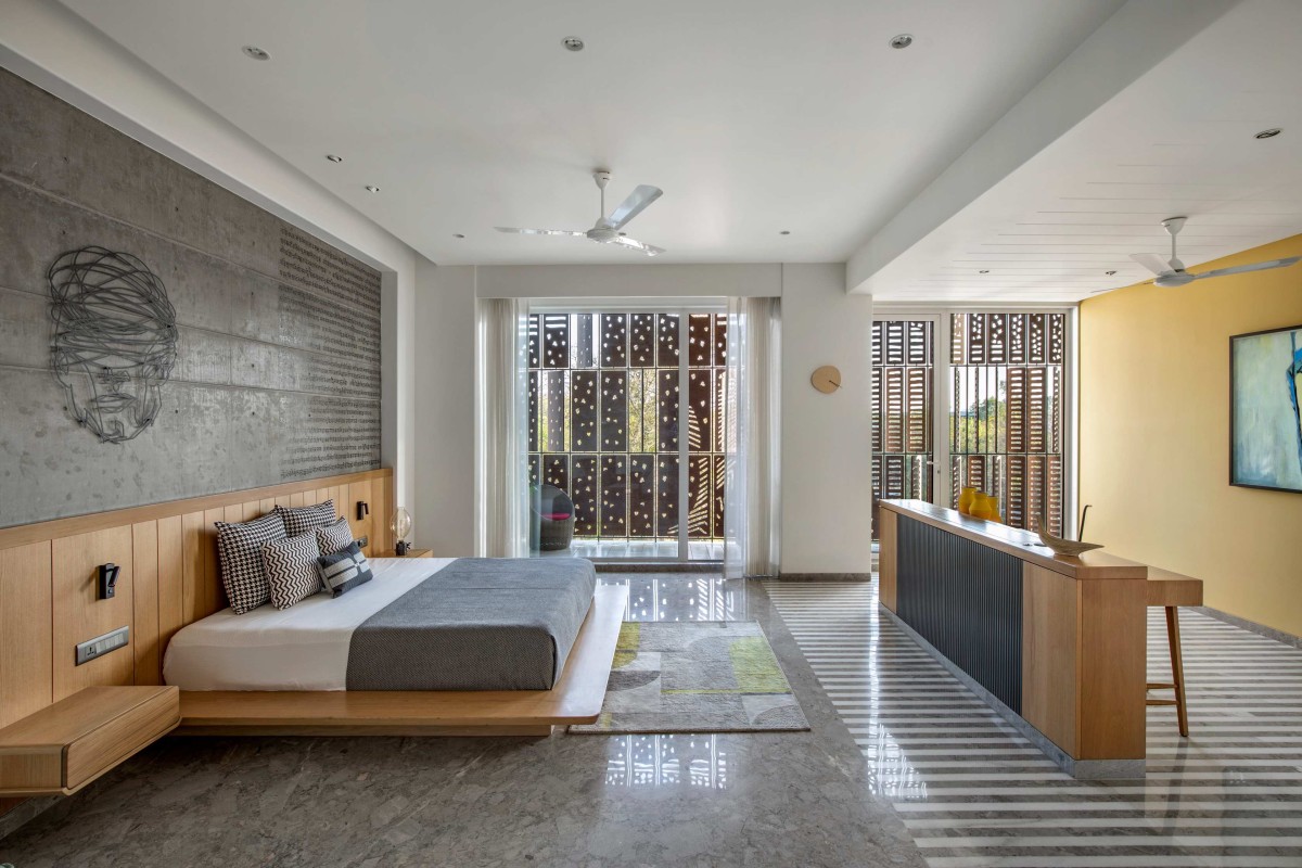Bedroom of Aarti Villas by Dipen Gada & Associates