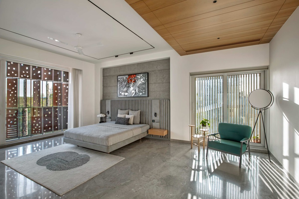Bedroom 2 of Aarti Villas by Dipen Gada & Associates