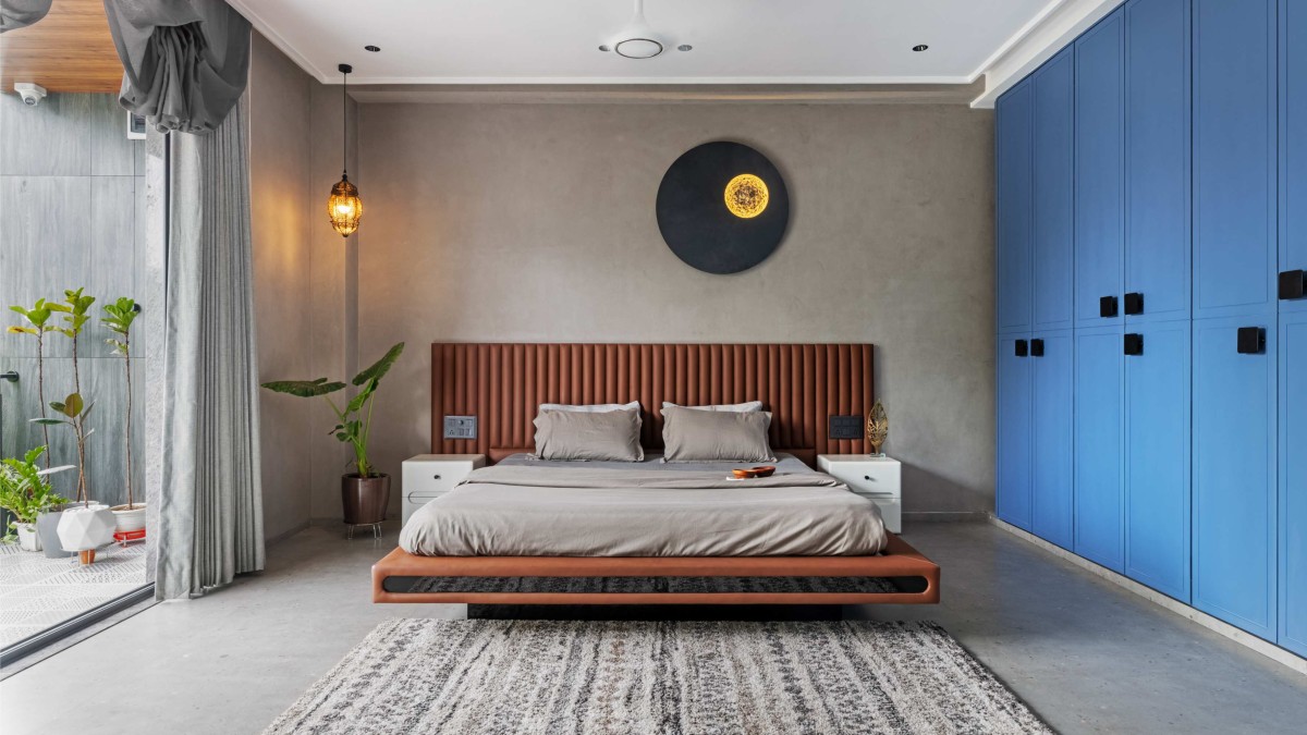 Bedroom of Nilkanth Bunglow by Mordhar Architects