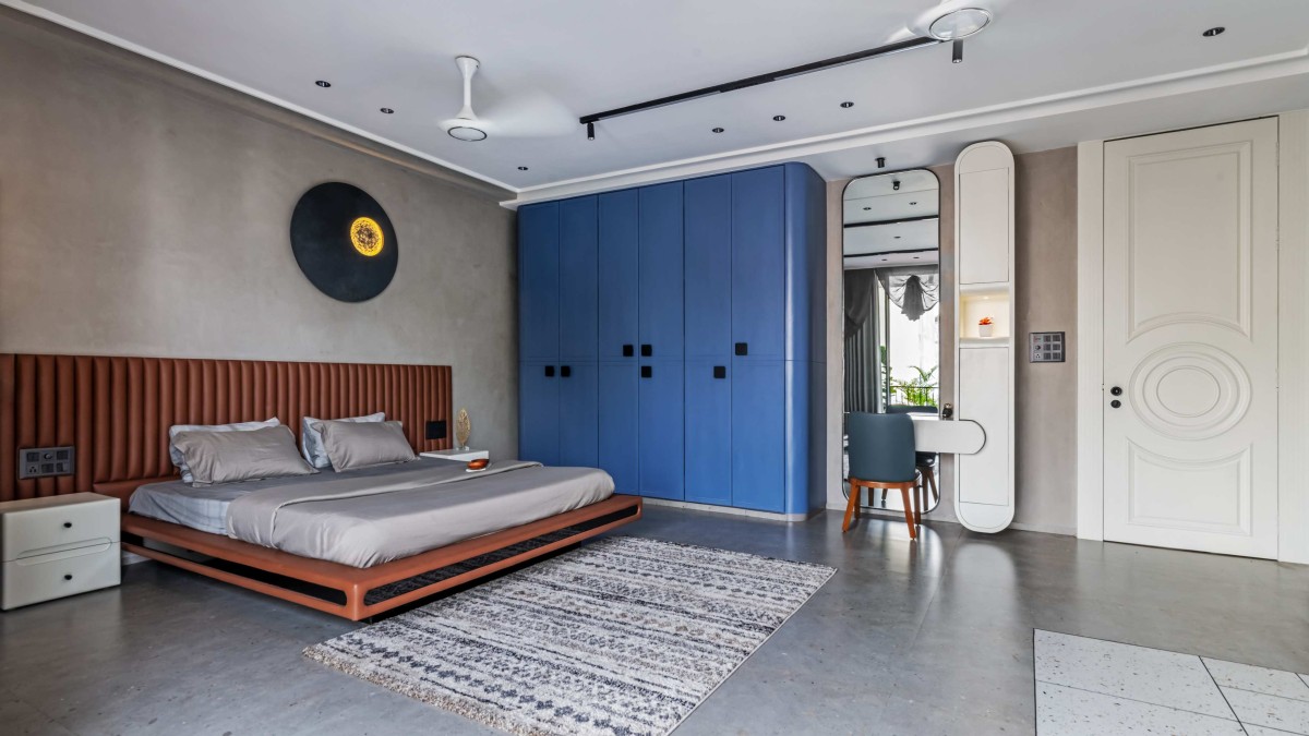 Bedroom of Nilkanth Bunglow by Mordhar Architects