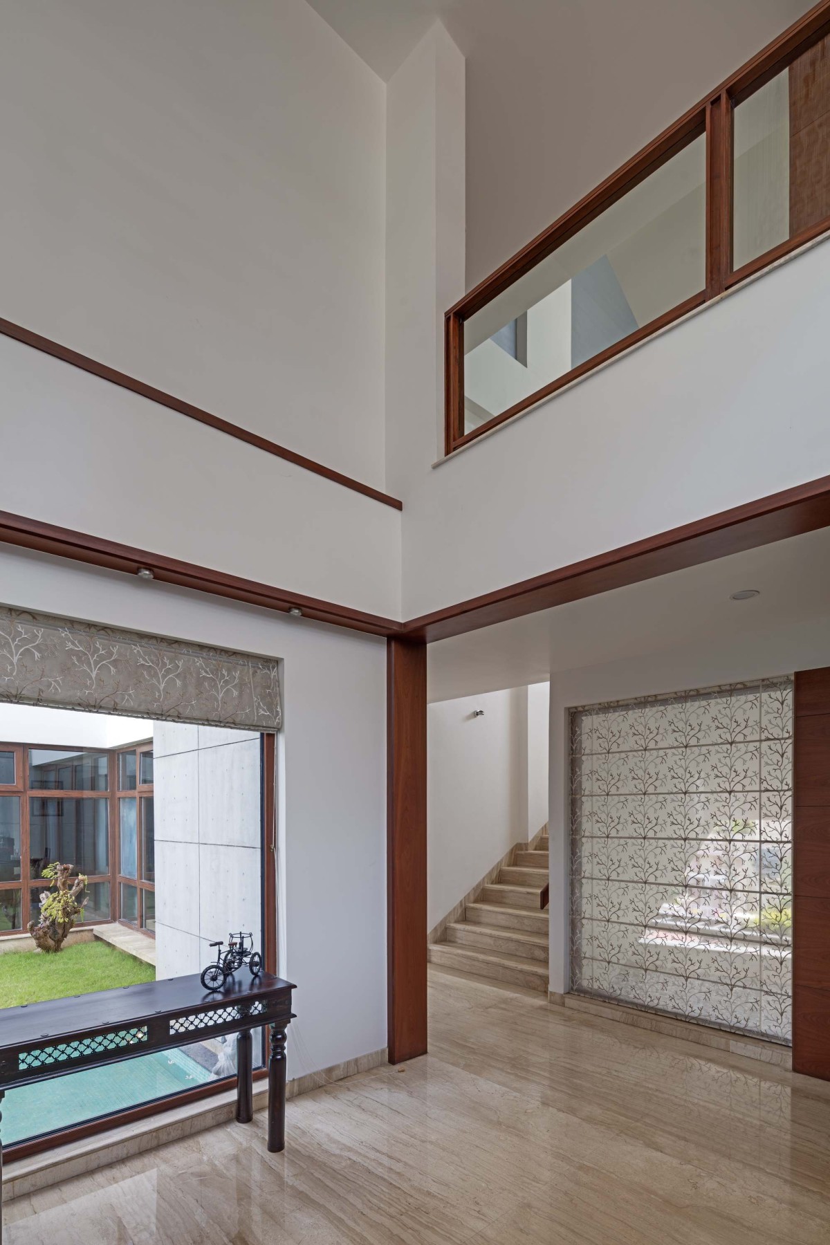 Double height court of HKS House by SDeG