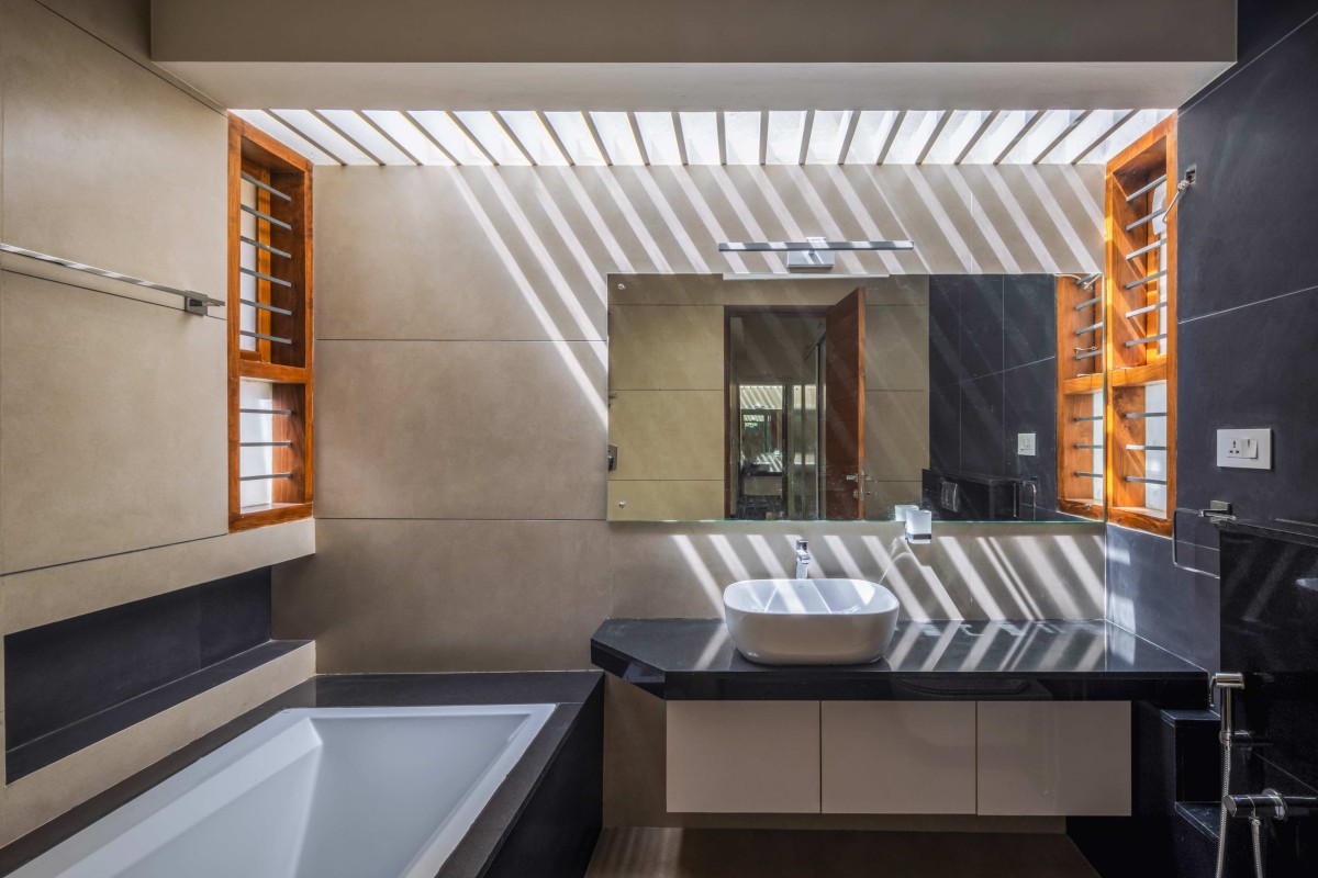 Bathroom of Float-en-Fold House by architecture.SEED