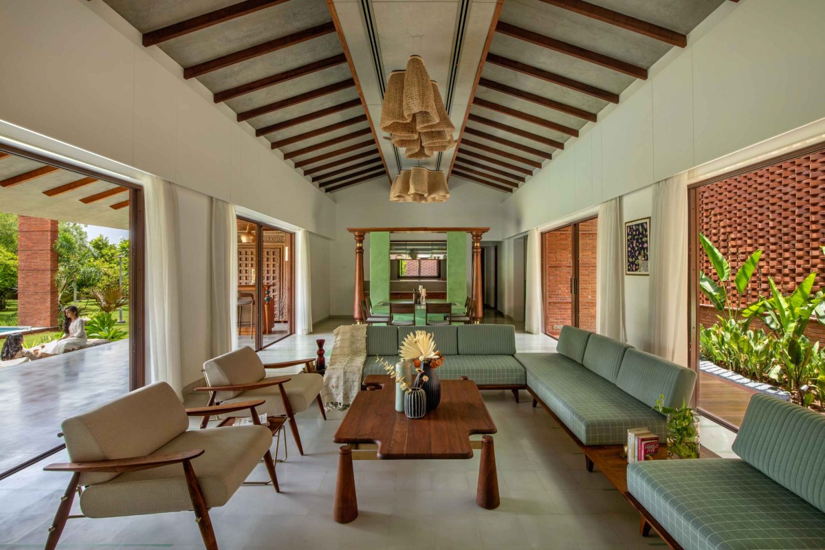 Living room of Sitish Parikh Farmhouse by Dipen Gada and Associates