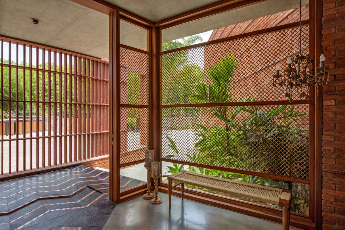 Entrance foyer of Sitish Parikh Farmhouse by Dipen Gada and Associates