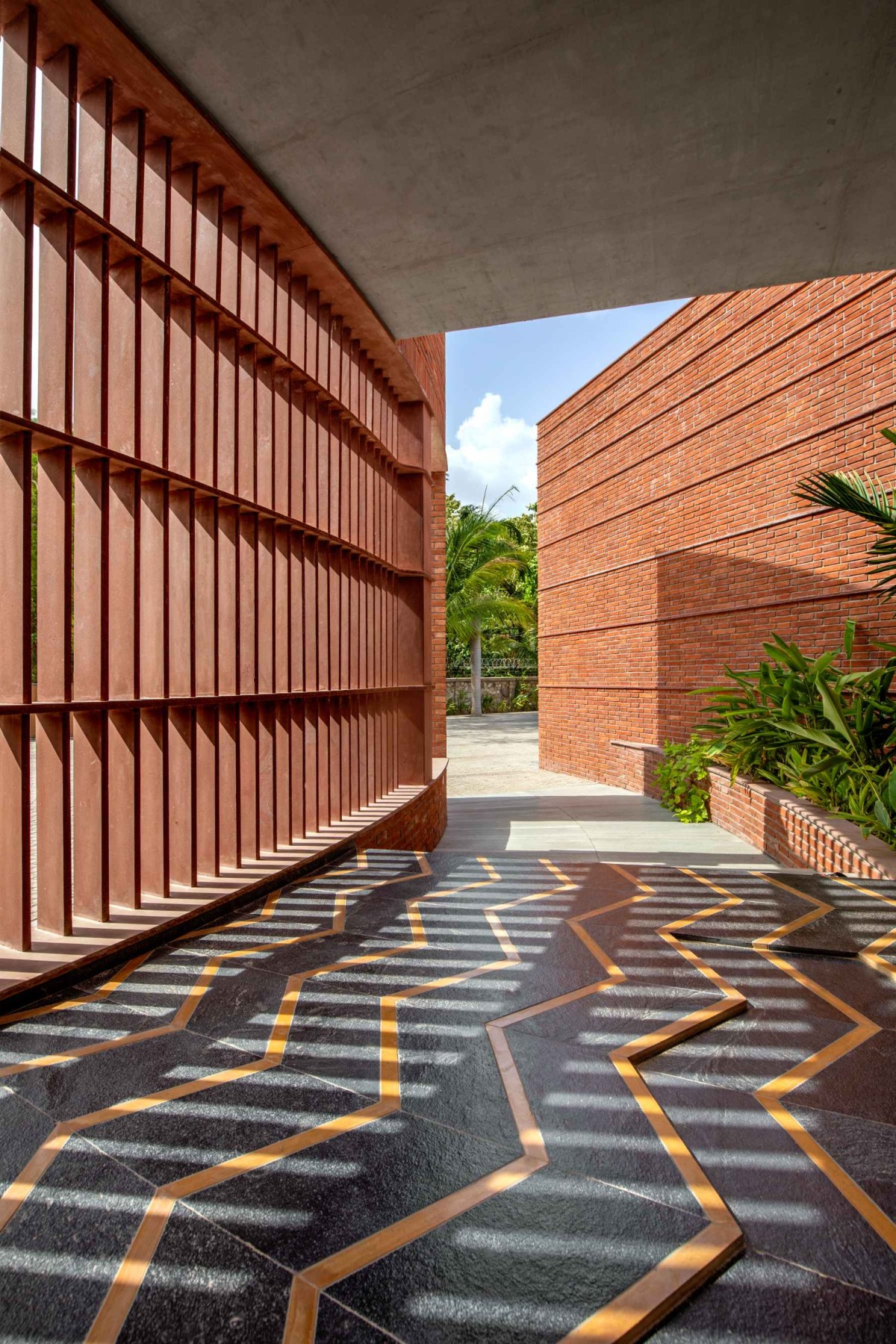 Entrance passage of Sitish Parikh Farmhouse by Dipen Gada and Associates