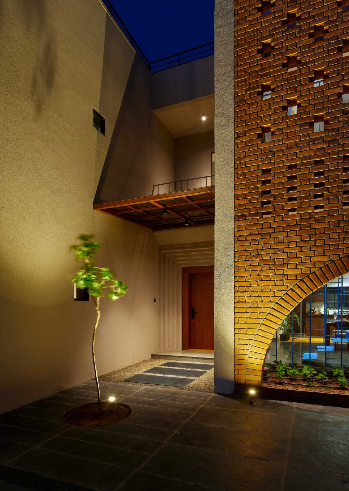 Entrance Alley of Within Cuboids by Alok Kothari Architects