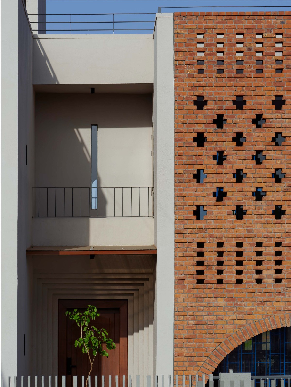 Brick Wall and Entrance of Within Cuboids by Alok Kothari Architects