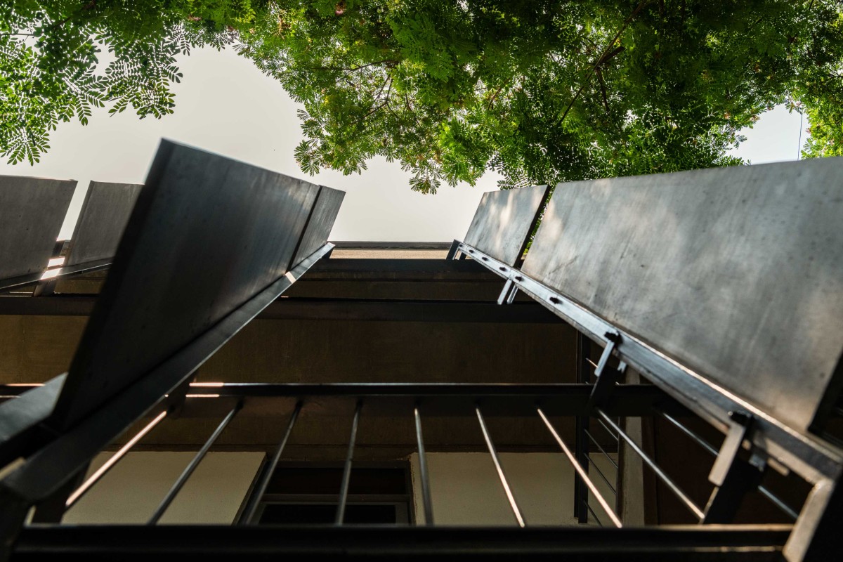 Fixing detail of UHPC panel fins of Slate house by Funktion design