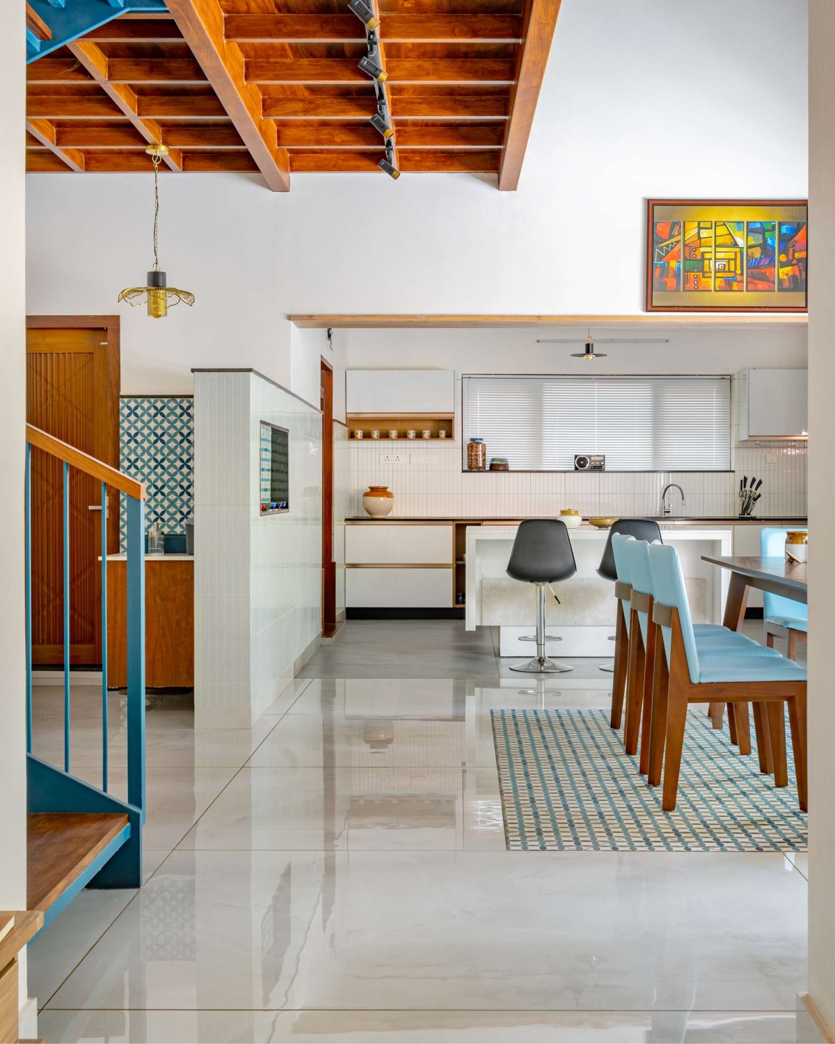 Passage to dining and kitchen of Muthana House by Designature Architects