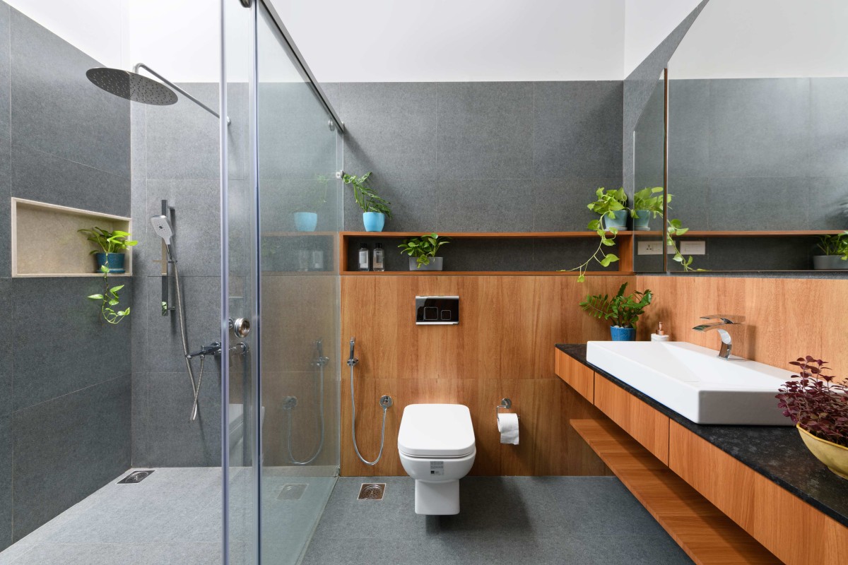 Bathroom and Toilet of Villa by the Backwaters by Studio TAB