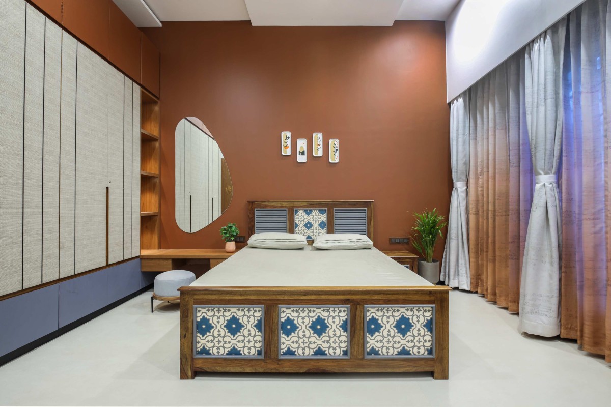 Parents Bedroom of Krishna-Kunj by Saga Architects