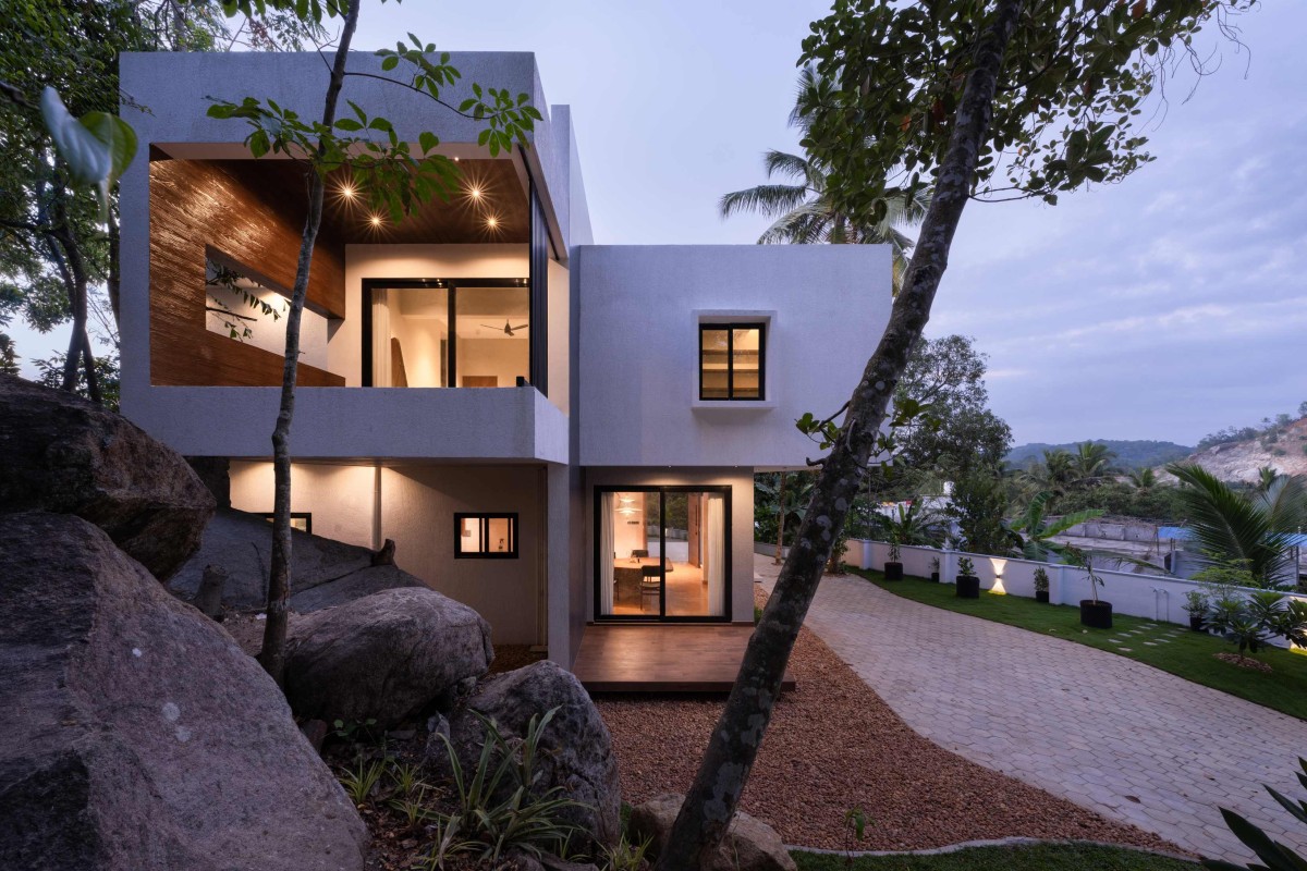 Dusk light exterior view of House on the Rocks by Studio TAB