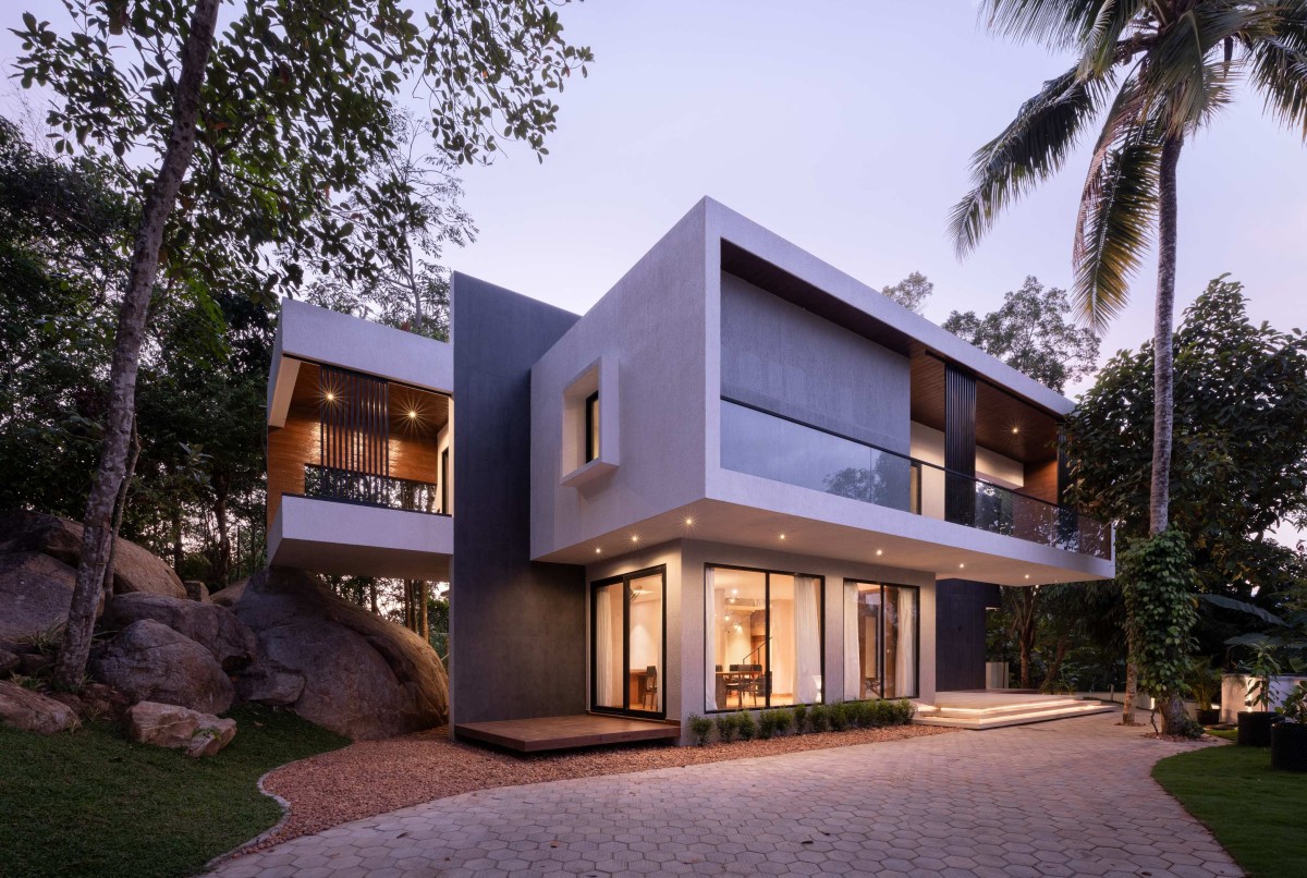 Dusk light exterior view of House on the Rocks by Studio TAB