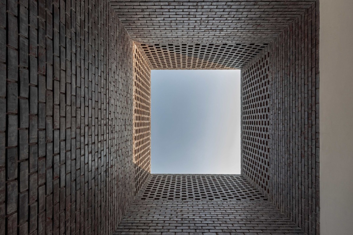 Courtyard open to sky view of The Brick House by Studio Ardete