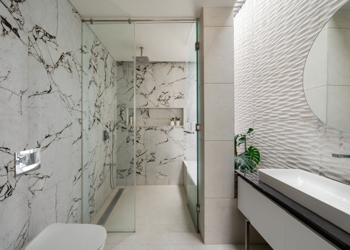 Master Bathroom of The Red Courtyard House by Jacob + Rathodi Architects