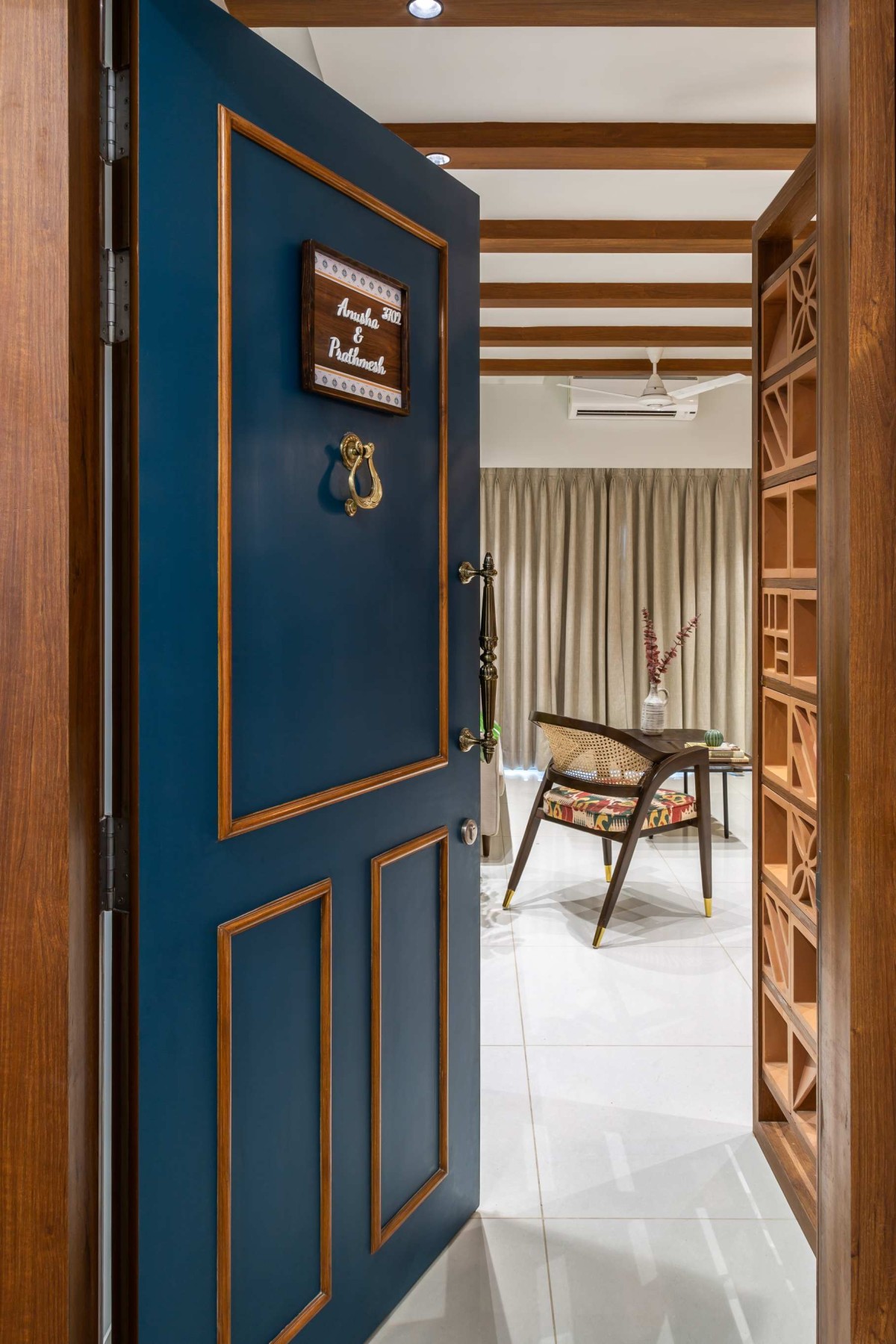 Entrance of Epsilon House by SumitDongaडिजाइन + Shyla C Design Studio