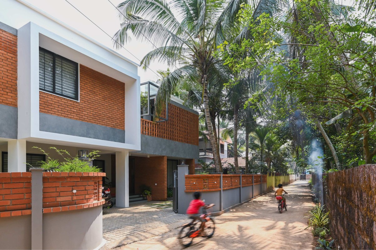 Exterior view of Brick Screen House by HONEYCOMB Architects