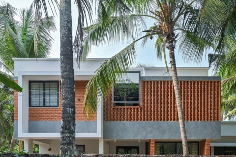 Brick Screen House by HONEYCOMB Architects