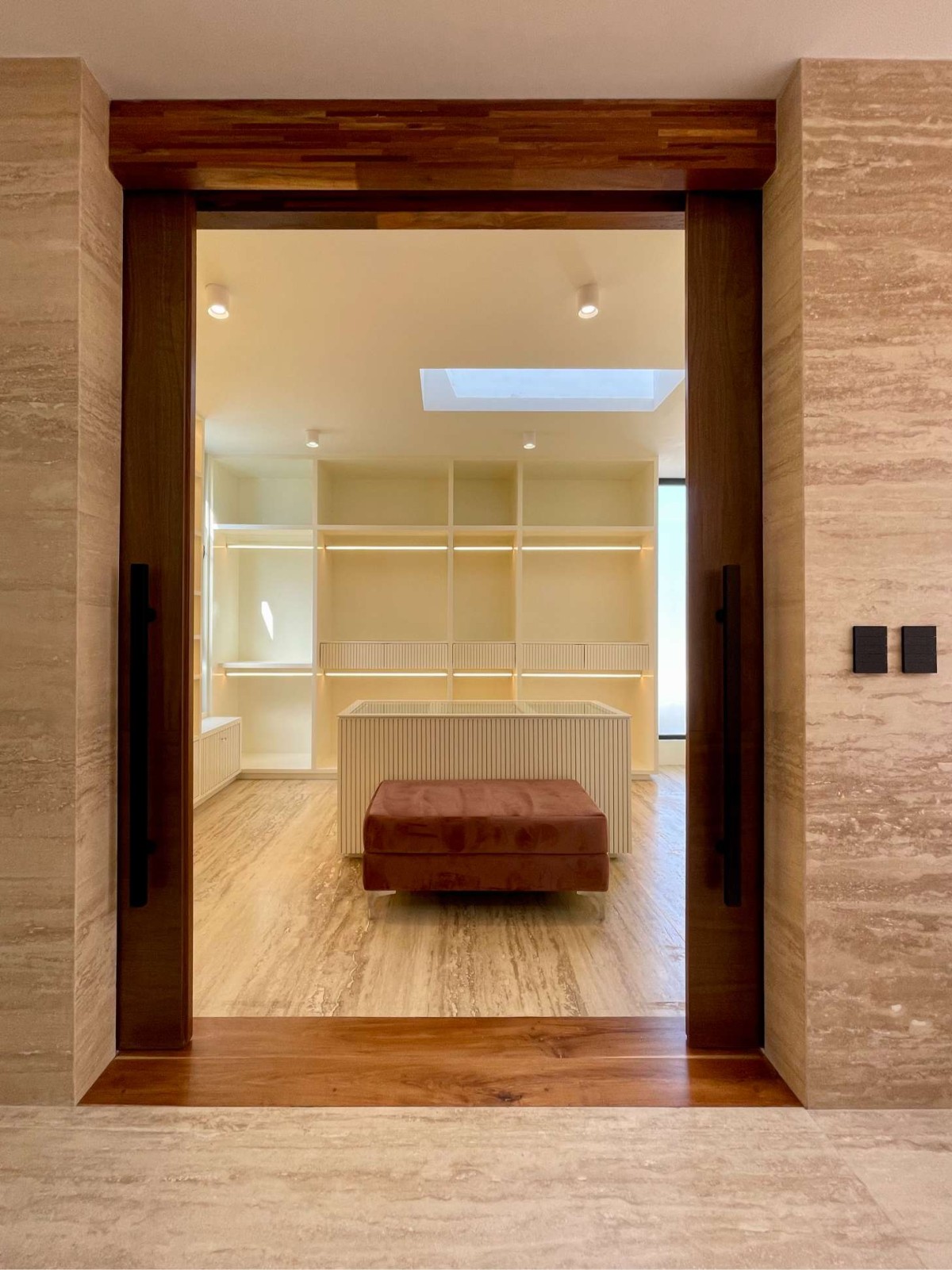 Walk in wardrobe of Casa Luna by Dionne Arquitectos