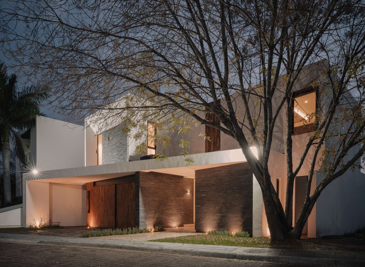 Dusk light exterior view of Casa Luna by Dionne Arquitectos