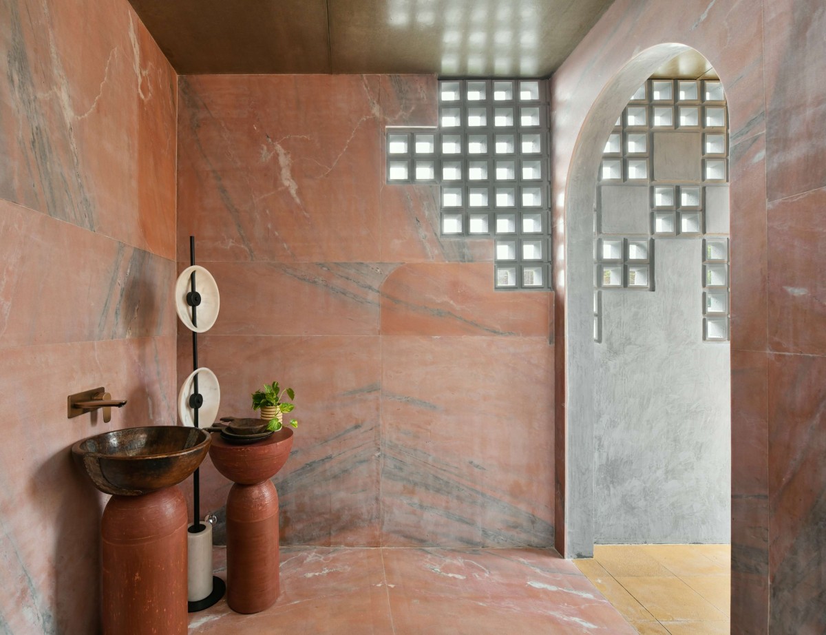 Washroom of Dusk by Naav Studio