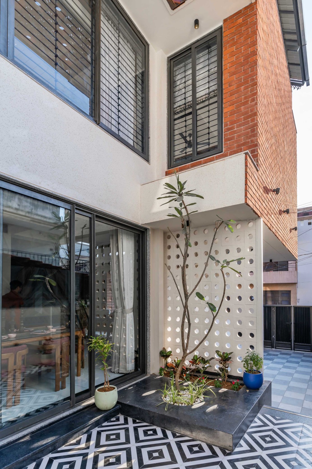 Central Verandah of Chainani House by Jagrut Shah Architect and Associates