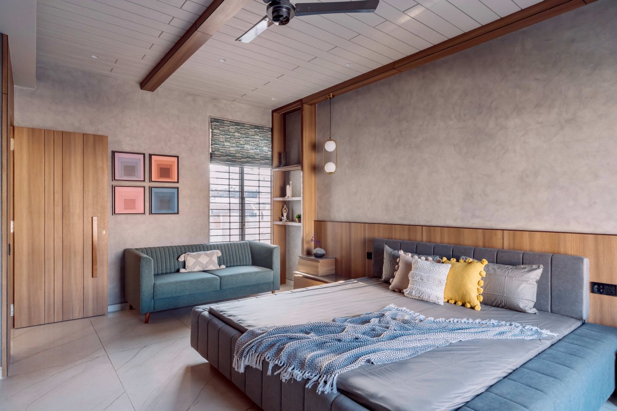 Bedroom 2 of Chainani House by Jagrut Shah Architect and Associates