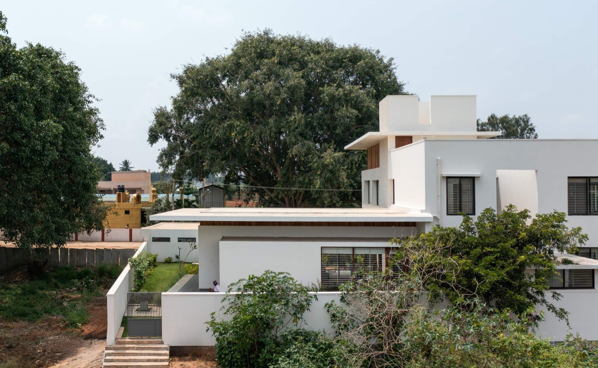 Rear view of The Modern Pastoral House by Sudaiva Studio