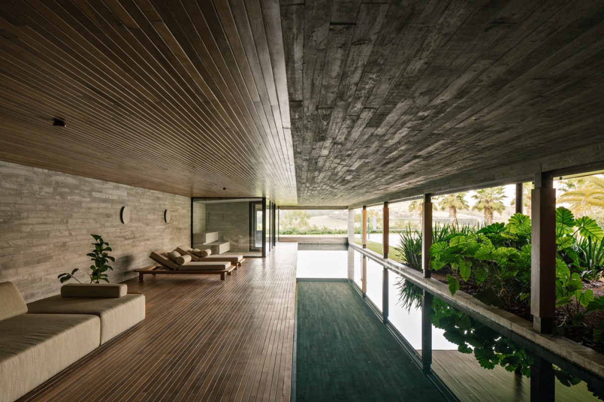 Pool and Deck of Valencia House by Padovani Arquitetos