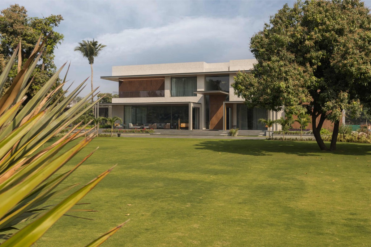 Lawn of Narola Villa by Essteam Design Services LLP