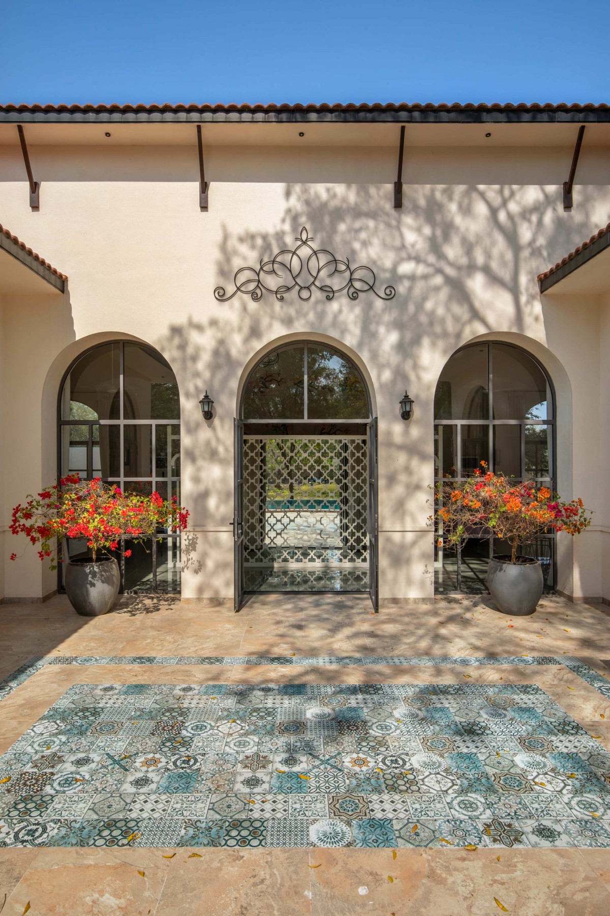 Entry to living area of The Bird Song by Alter Architects