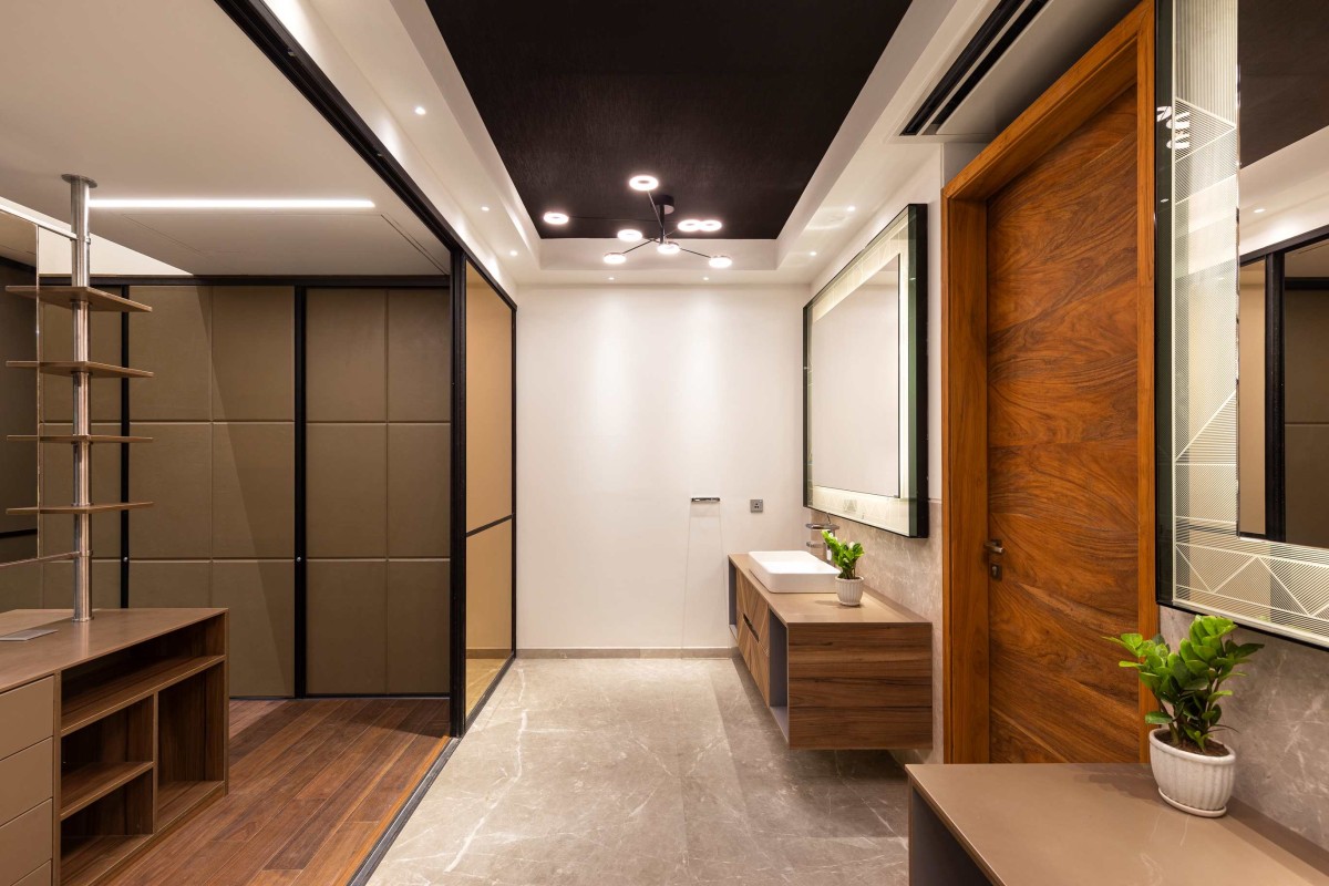 Dressing room and Walk in Wardrobe of House 91/4 by Studio Ardete