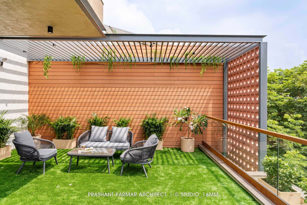 Semi-Covered Terrace Garden of Terracotta Screen House by Prashant Parmar Architect  Shayona Consultant