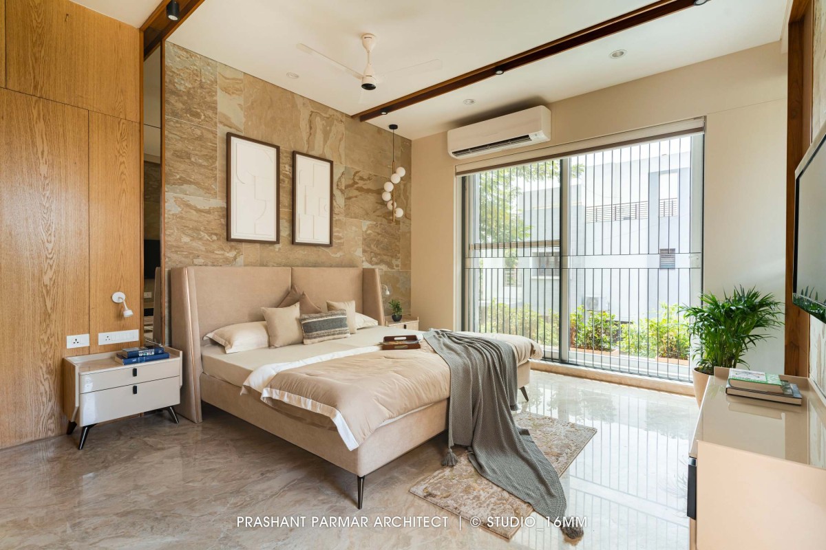 Master Bedroom of Terracotta Screen House by Prashant Parmar Architect  Shayona Consultant