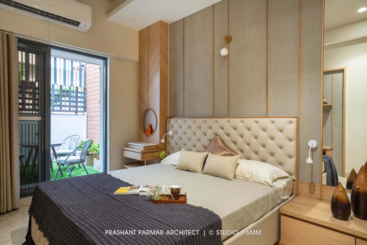 Parents Bedroom of Terracotta Screen House by Prashant Parmar Architect  Shayona Consultant