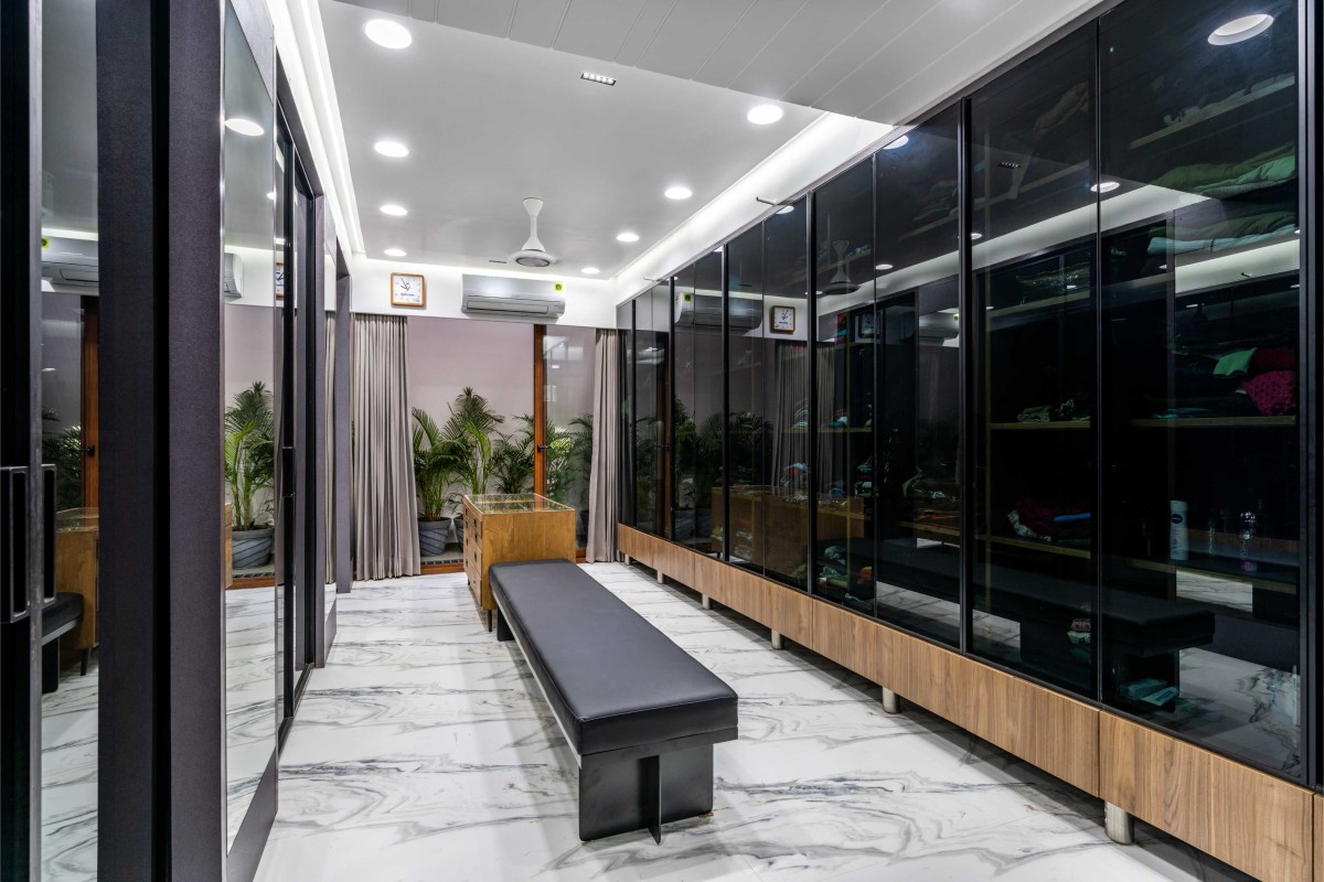 Walk in wardrobe of Dr. Dharmesh Darji Villa by Vihar Fadia Architects