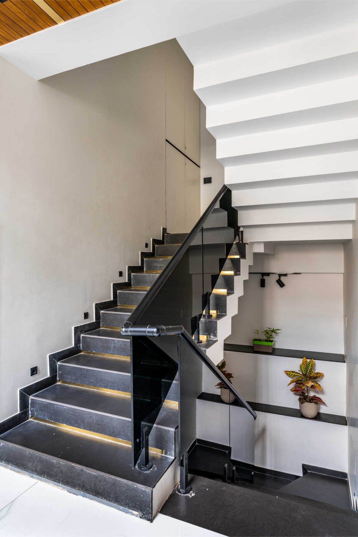 Staircase of Dr. Dharmesh Darji Villa by Vihar Fadia Architects