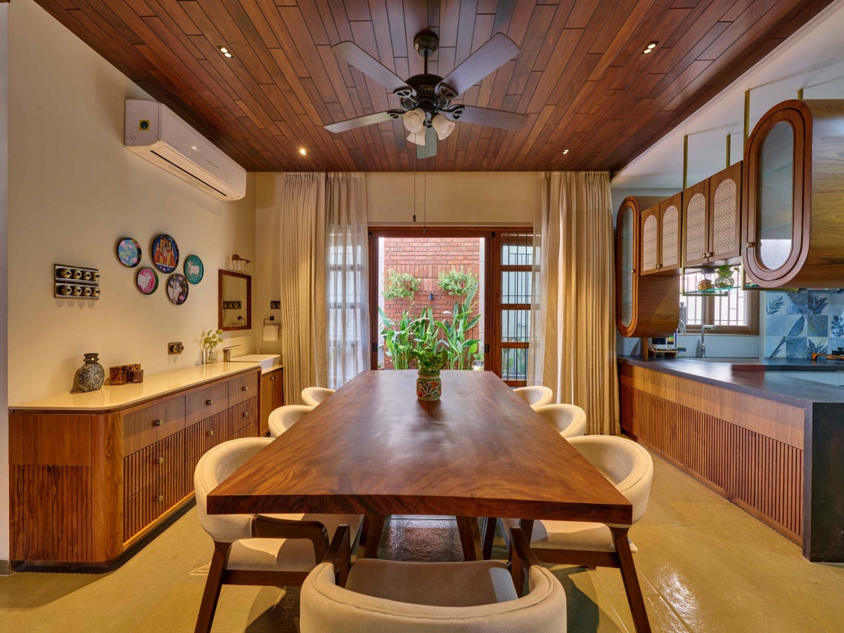 Dining of Anandi House by Abhay Pise & Associates