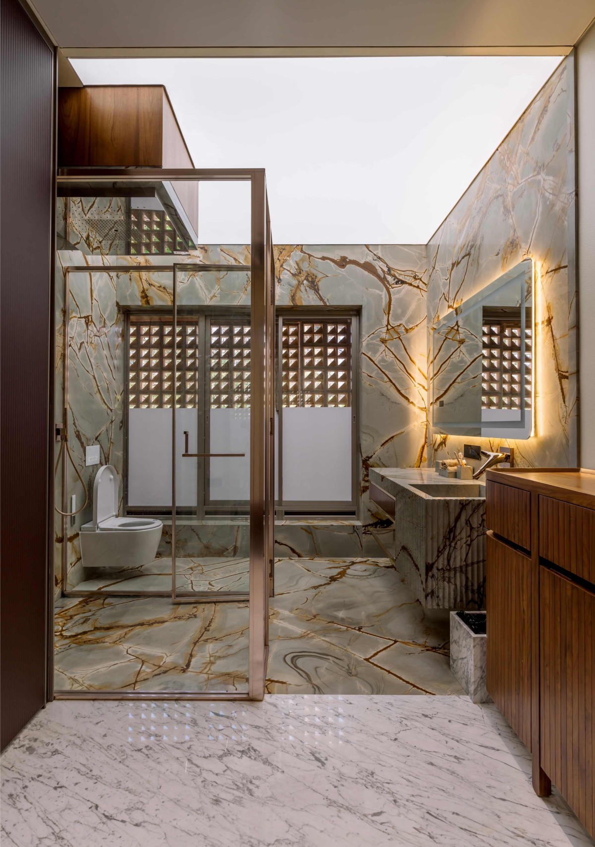 Bathroom & Toilet of Sukhmangal by Hitesh Mistry & Associates