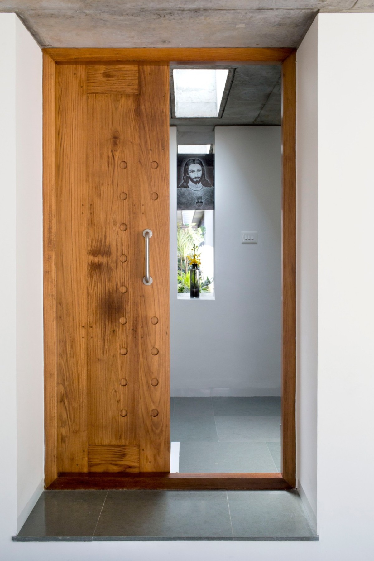 Foyer of The Walls and Vaults House by LIJO.RENY.architects