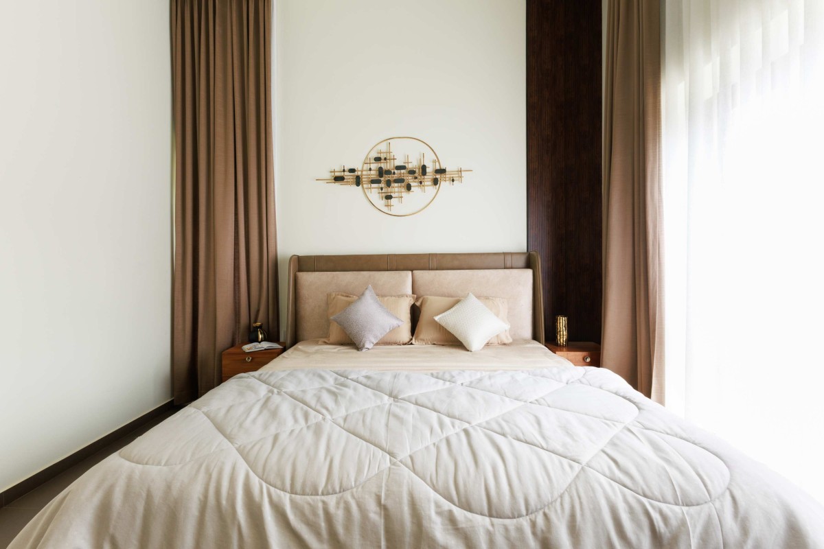 Bedroom 2 of The Samaa’ Residence by En haut Architects