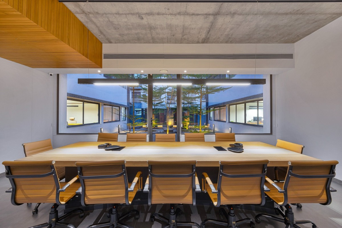 Conference room of SDI by Darshan Bulsara Architects