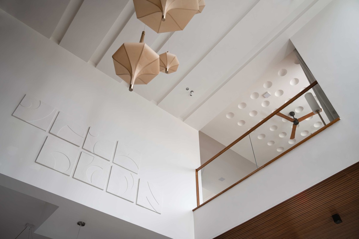 The simple and patent false ceiling of the living area is complimented by a lumina drop-down chandelier