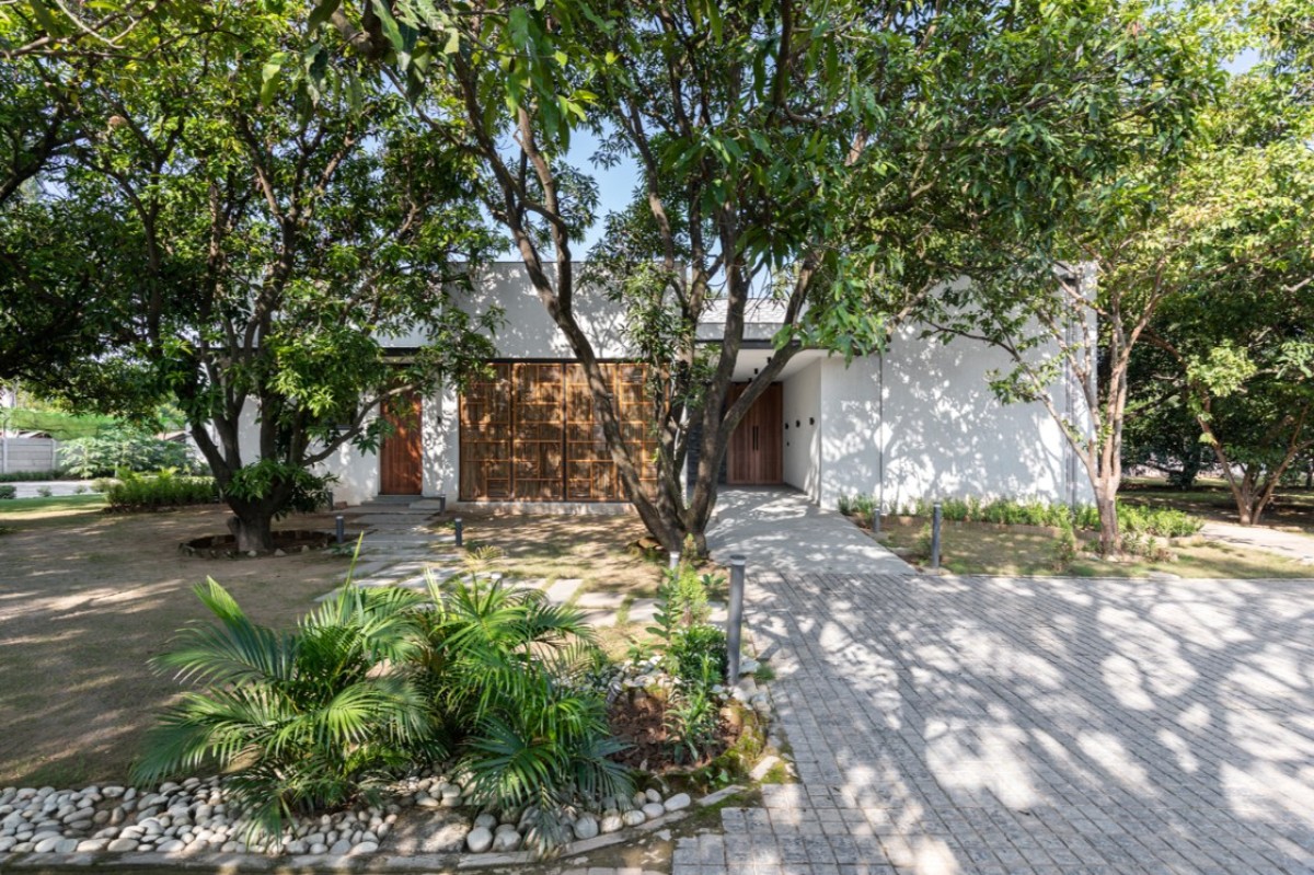 House of Mango Shadows by Design i.O Architects