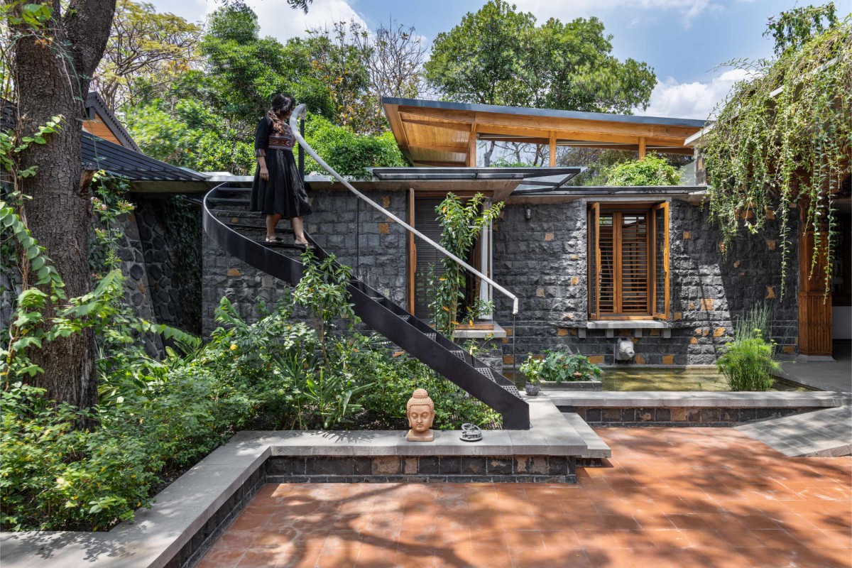 Staircase Court of A Farmhouse At Mahiravani by Environ Planners